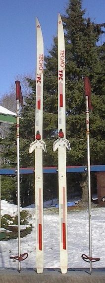 The skis are signed TECNO. Measures 61 (160 cm) long. Have 3 pin 75 