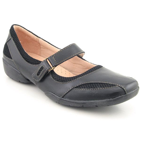 The Naturalizer Anion shoes feature a leather upper with a round toe 