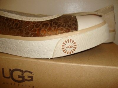 5mm of plush cushioning textured gum rubber outsole with a molded ugg 