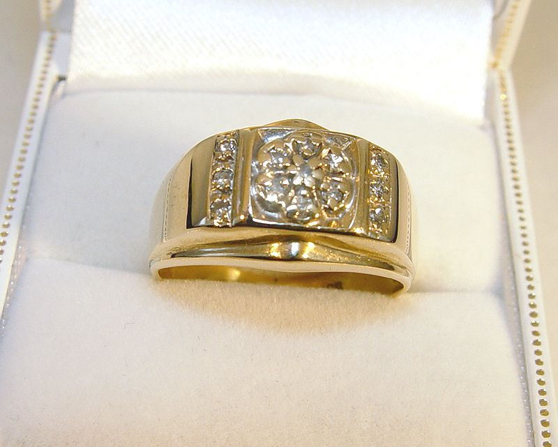 10K Yellow Gold 0.18TDW 13 Diamond Ring   Size 8   4.68 Grams  